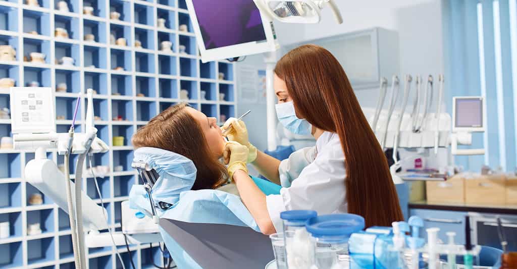 Plaque dentaire et tartre : brossage des dents et détartrage