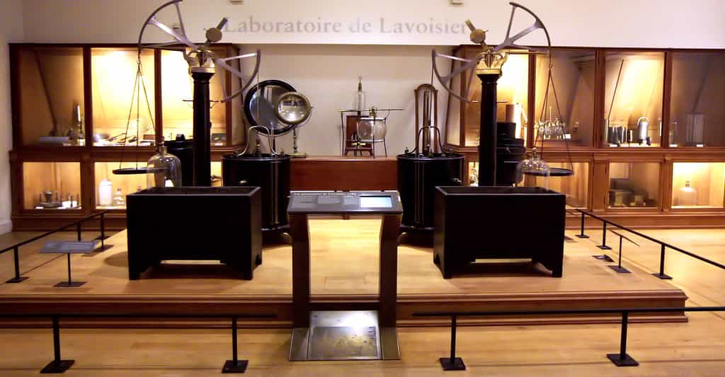 Lavoisier : Traité élémentaire de chimie, définition des corps simples et expériences