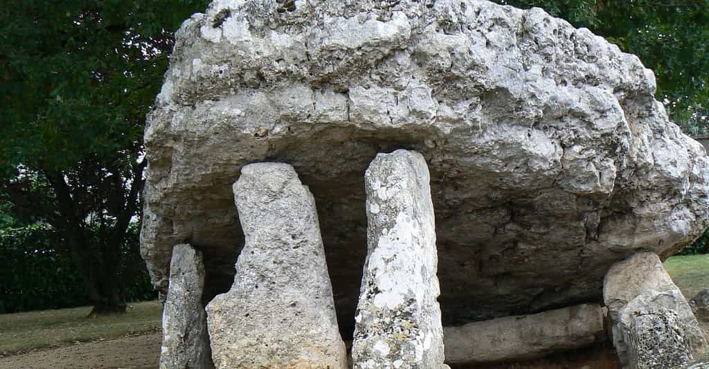 Du baptistère Saint-Jean au dolmen de la « Pierre levée »