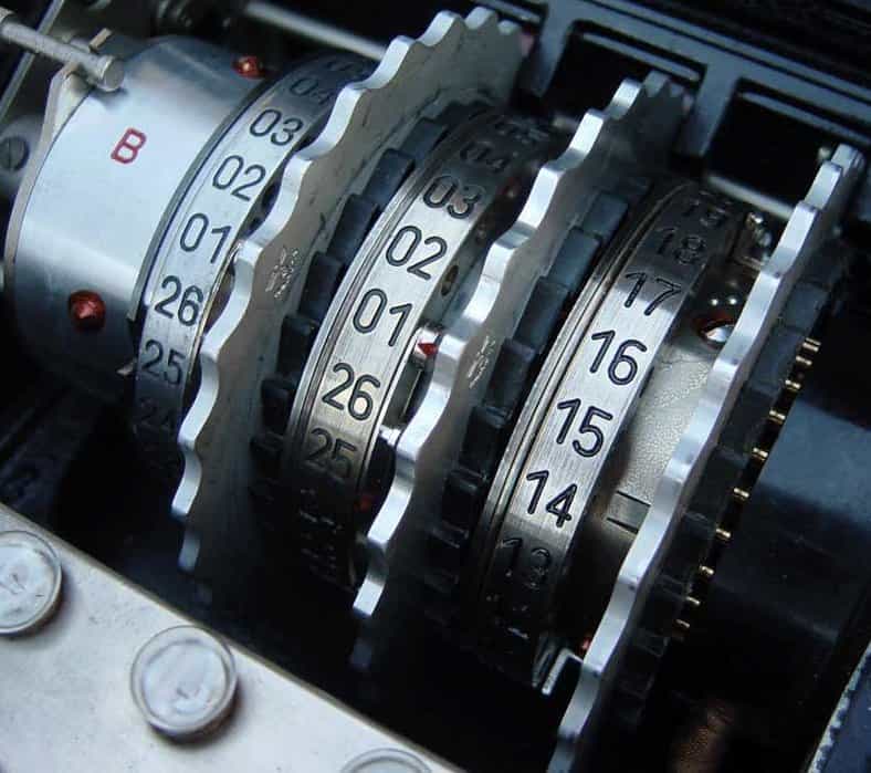 Enigma est une machine électromécanique portable d'origine allemande, faisant appel à des rotors montés sur cylindres pour le chiffrement et le déchiffrement de l'information. © Bob Lord, cc by sa 3.0