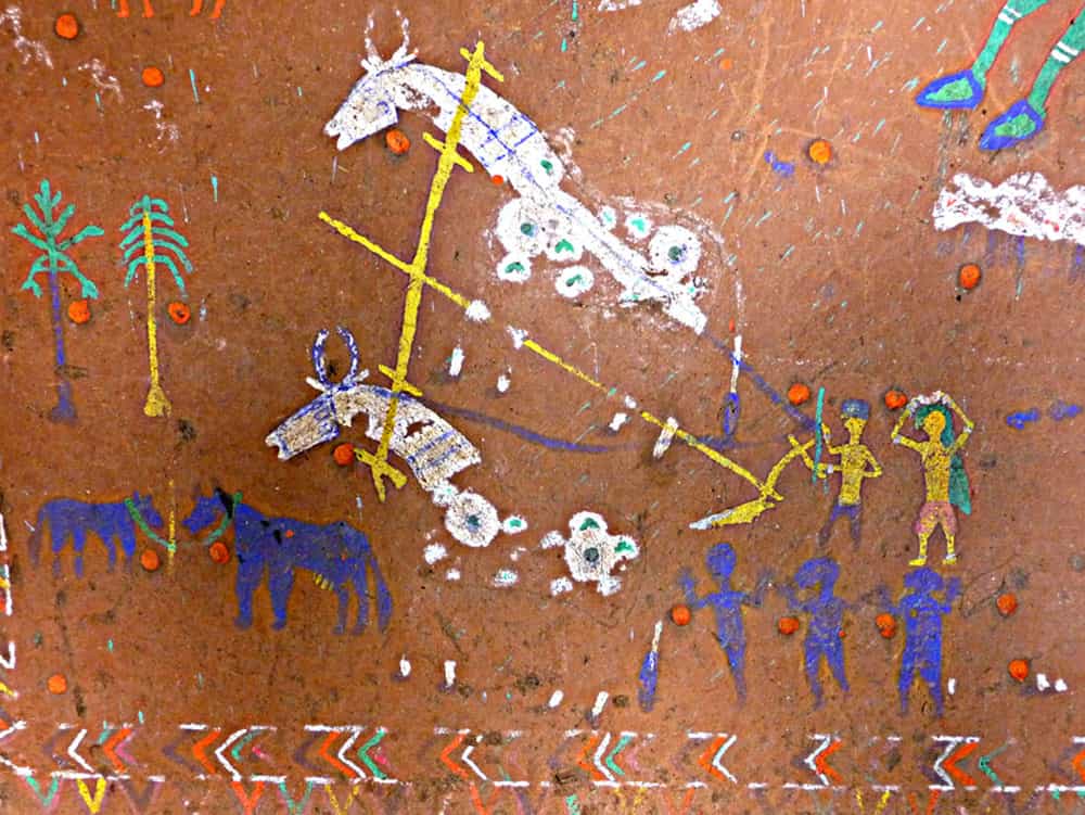 Détail d’une pithera (dessin mural dans une maison privée, village de Badhadeka, région de Jabhua, État du Madhya Pradesh) comportant des motifs traditionnels de l’art rupestre, tels que labours et danses. Les points rouges ont été apposés de manière propitiatoire (pour rendre la divinité propice), comme dans les abris, au cours de sa réalisation. © Jean Clottes, Meenakshi Dubey-Pathak