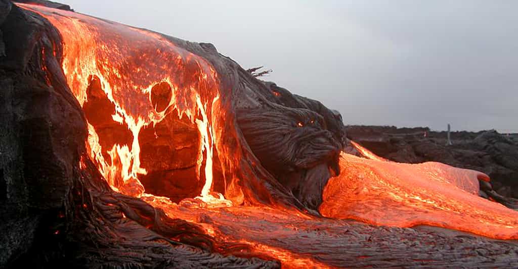 Volcans et éruptions volcaniques : effusives, explosives, pliniennes…