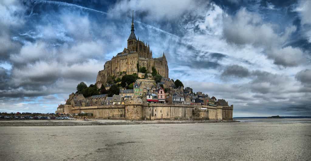 Grâce aux forces conjuguées de la mer et du Couesnon, le Mont-Saint-Michel se laisse de nouveau encercler par les eaux aux grandes marées. © DR