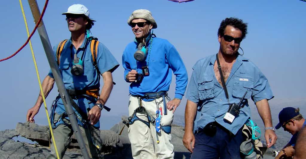 L'équipe d'Ushuaïa Nature descend dans le cratère du volcan