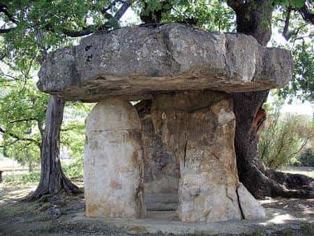 La Pierre de la fée est un dolmen classé au titre des Monuments historiques, et situé sur la commune de Draguignan dans le Var. Il date de l'époque néolithique.&nbsp;© Martinp1, Wikimedia Commons, cc by sa 3.0