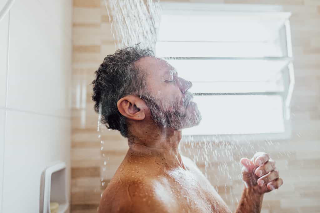 Douches matinales vs nocturnes : ce que la science dit vraiment. © FG-Trade, iStock