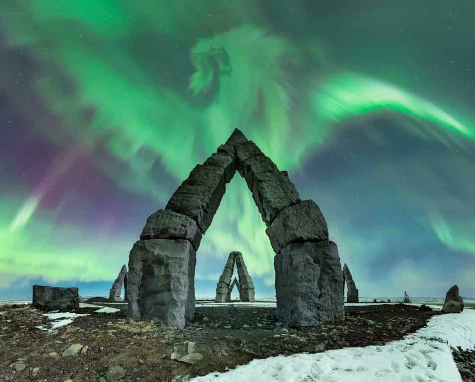 La magnifique dragon vert photographié au-dessus du monument Arctic Henge. © Carina Letelier Baeza