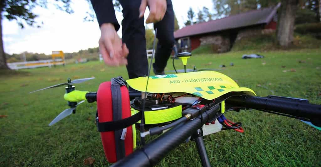 Le drone d’intervention FlyPulse embarque un défibrillateur automatique externe qui permet à quiconque de pratiquer une réanimation cardiaque sur une personne victime d’un arrêt du cœur. © FlyPulse