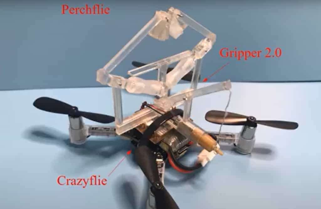 Ce drone peut s’accrocher à un élément et y rester le temps nécessaire pour des missions de surveillance, par exemple. © Adaptive Robotics Lab