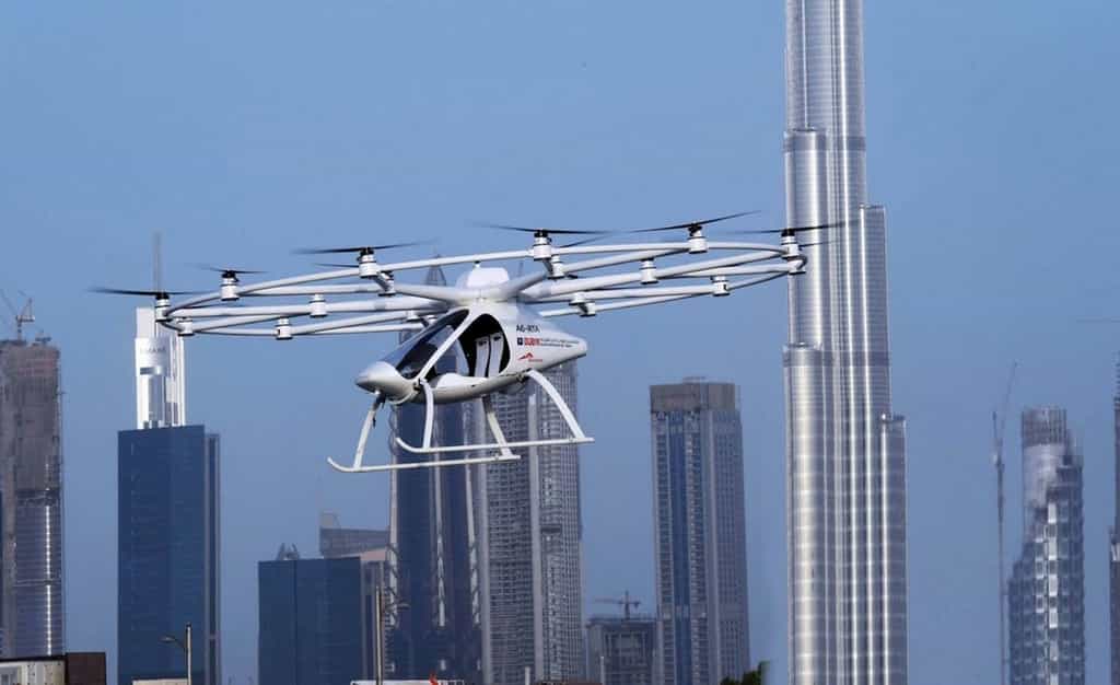 Découvrez les 8 projets les plus avancés de drones taxis. Ici, le Volocopter (rebaptisé Autonomous Air Taxi par les autorités dubaïotes) lors de son vol inaugural au-dessus de la ville du Dubaï. © Government of Dubai