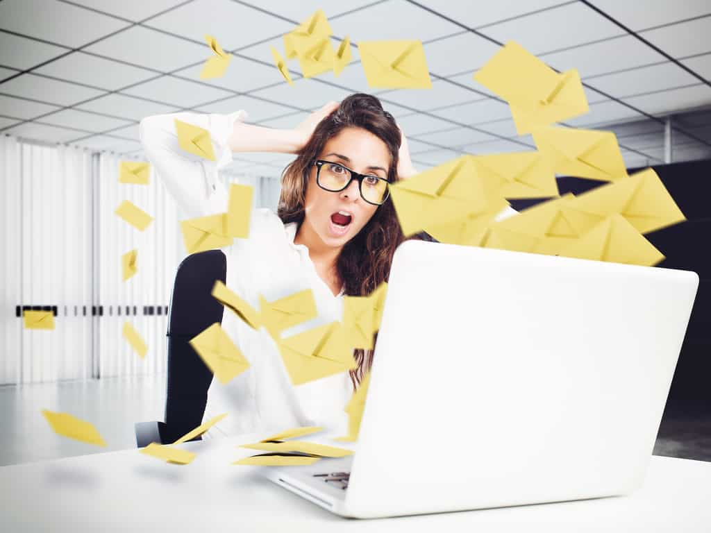 Les e-mails inondent nos écrans, transformant une simple tâche en une véritable source de stress pour beaucoup de salariés. © Designpics, Adobe Stock