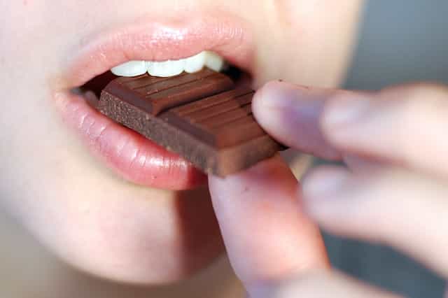 Les gros mangeurs de chocolat sont souvent jeunes, en bonne santé et pratiquent du sport. Un style de vie qui entre peut-être davantage en compte dans la réduction des risques cardiovasculaires. © anjuli_ayer, Flickr, CC by-nc 2.0