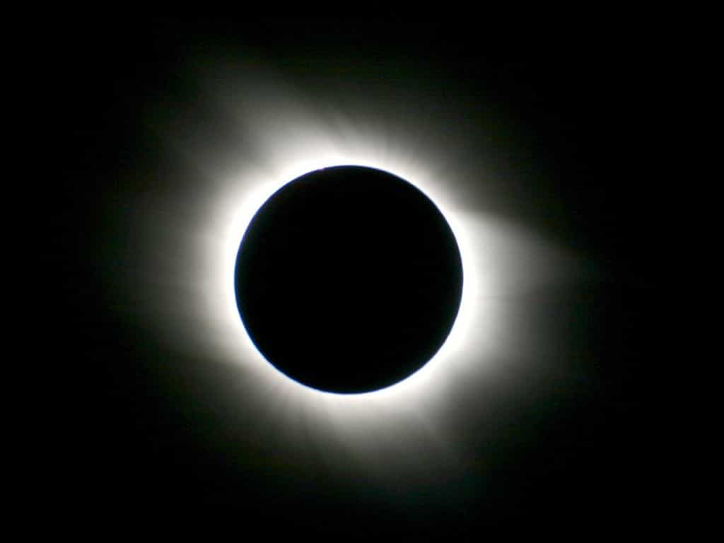 Le 20 mars, il sera possible d'observer une éclipse totale de Soleil dans l'océan Atlantique nord. En France, l'éclipse sera partielle. © L. Ferrero