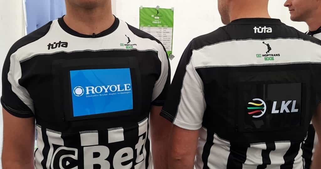 Royole et Tūta ont créé des maillots pour arbitres avec un écran flexible intégré. © Royole