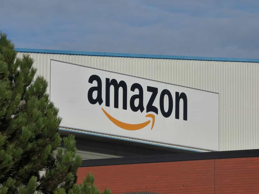 Amazon, premier magasin virtuel du monde, est l'un des plus grands cyber-marchands aux côtés de l'entreprise chinoise d'Alibaba. La société a été foncée en juillet 1994 par Jeff Bezos à Seattle, lequel est l'une des plus grosses fortunes du monde. Andy Jassy lui succède et est le nouveau PDG d'Amazon depuis juillet 2021. © Sunlight Foundation
