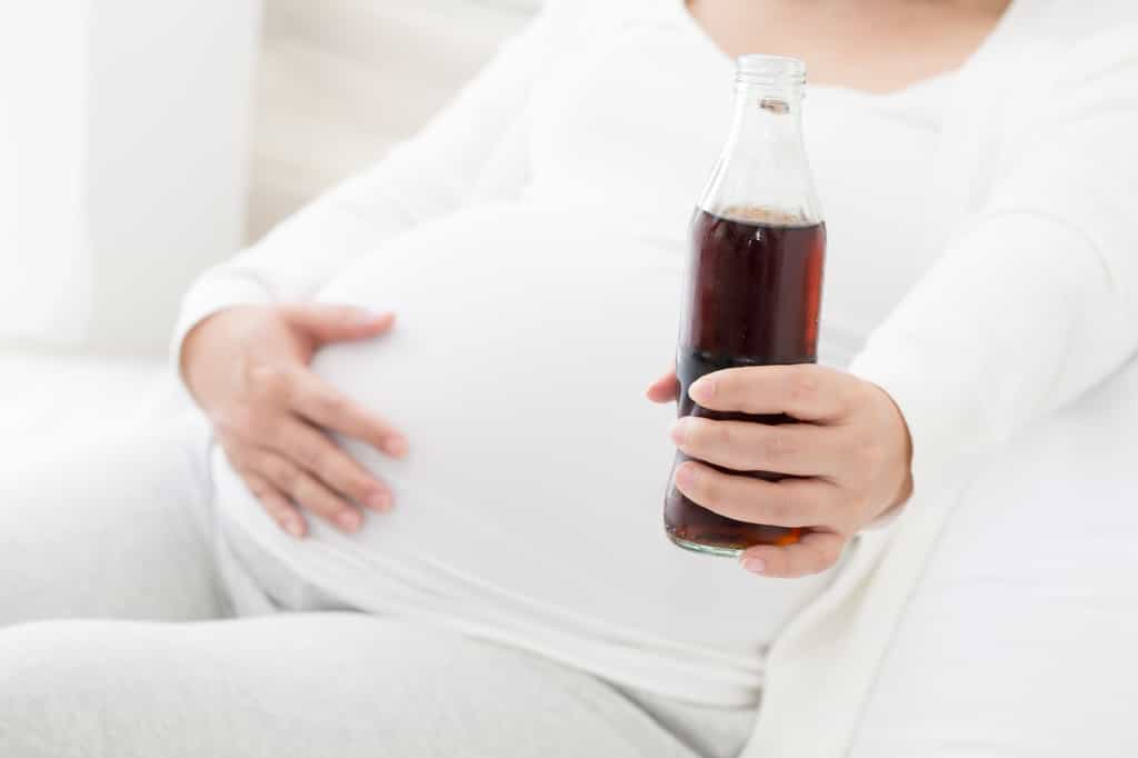 Lorsqu'on est enceinte, il faudrait éviter de consommer trop de sodas. © comzeal, Adobe Stock
