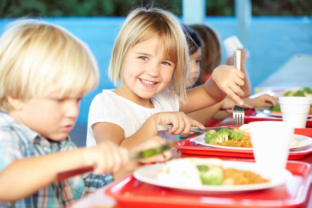 Une alimentation saine favorise les capacités d'apprentissage des enfants. © Monkey Business
