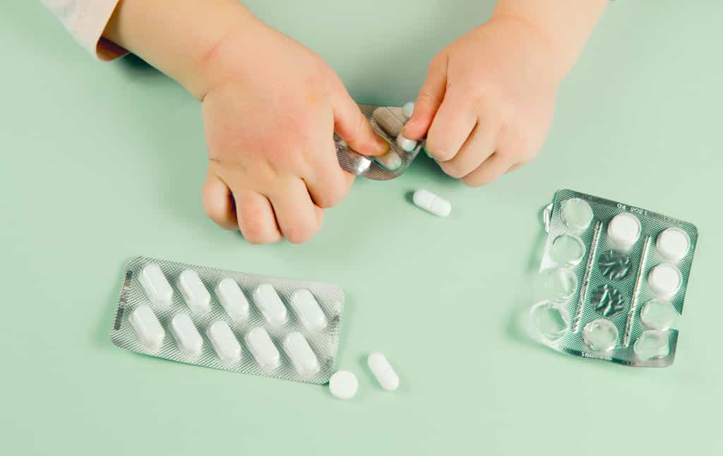 Les jeunes enfants sont les premières victimes d'intoxications accidentelles dues aux médicaments. © FotoHelin, Adobe Stock
