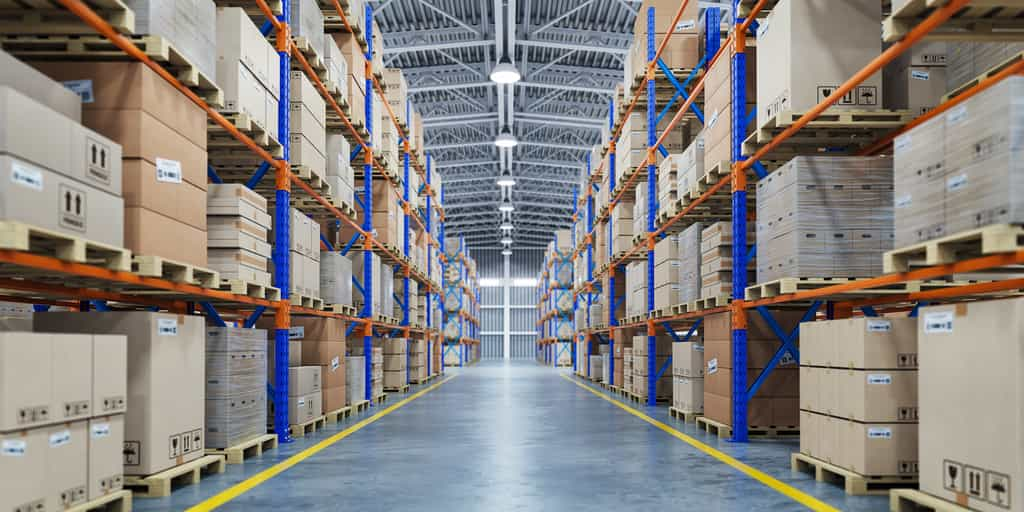 Le choix des racks de stockage industriels va dépendre de l'activité professionnelle, des dimensions de l'entrepôt et aussi du type de manipulation. © Maksym Yemelyanov, Adobe Stock