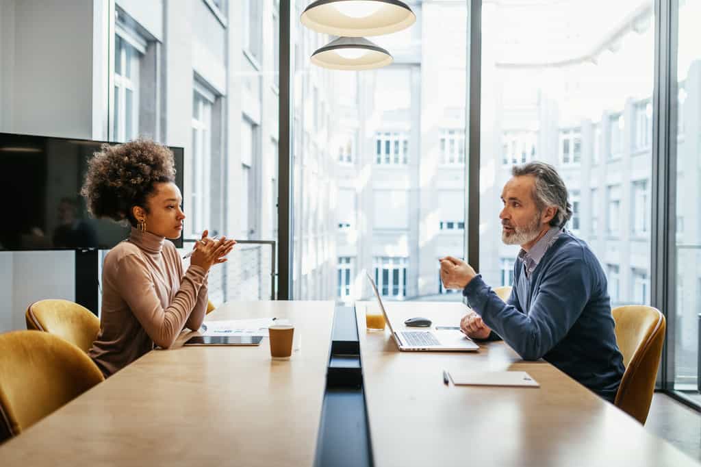 Même dans le monde du travail, on peut promettre monts et merveilles. © Drazen_, Getty Images