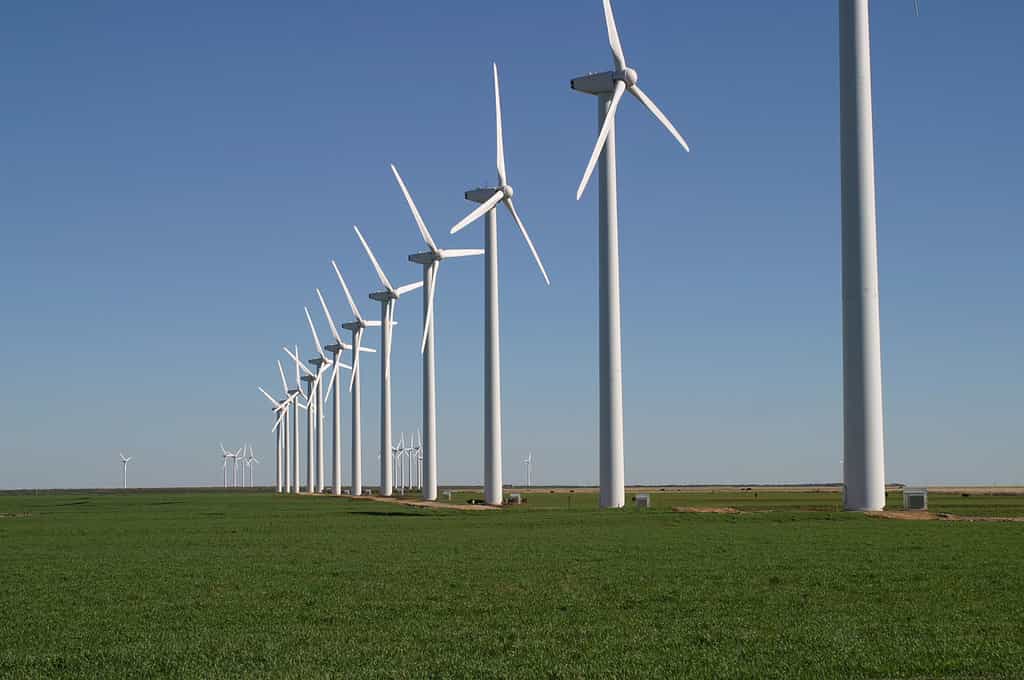 Les éoliennes permettent de générer de l’électricité à partir de l’énergie fournie par le vent. © Leaflet, Wikipédia, DP