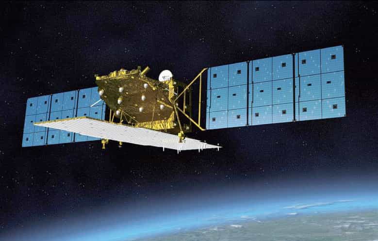 Vue d'artiste d'Alos-2, ou Daichi-2, en orbite. Ce satellite japonais, qui vient d'être installé à son poste analysera par radar les événements climatiques extrêmes et servira aussi à l'agriculture. © Jaxa