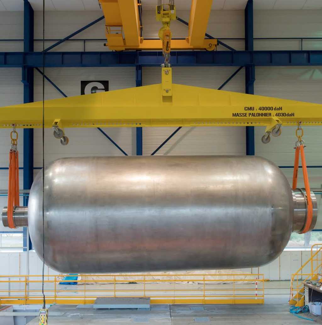 Le mandrin sur lequel sera réalisé le bobinage de fibres de carbone qui formera la structure du futur lanceur européen Ariane 6. Ce mandrin mesure environ 10 m de long sur 3,5 m de diamètre, équivalent à un corps de propulseur de la gamme envisagée pour Ariane 6. © Airbus Espace, A. Gibert, 2014