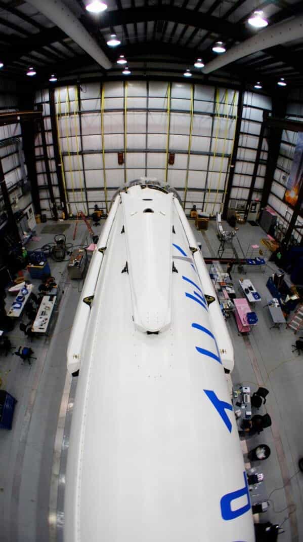 Sur les flancs du premier étage du Falcon 9, on distingue les jambes, repliées, nécessaires à son atterrissage sur la terre ferme. La réutilisabilité est l’une des stratégies étudiées par SpaceX dans un objectif plus vaste de rentabilité à terme. © SpaceX