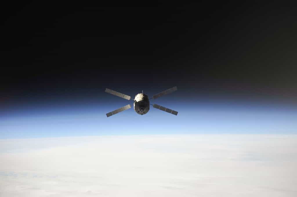 L'ATV-4 Albert Einstein lors de sa rentrée destructive en octobre 2013. Il est ici vu depuis la Station spatiale internationale quelques minutes après son désamarrage du complexe orbital. © Nasa