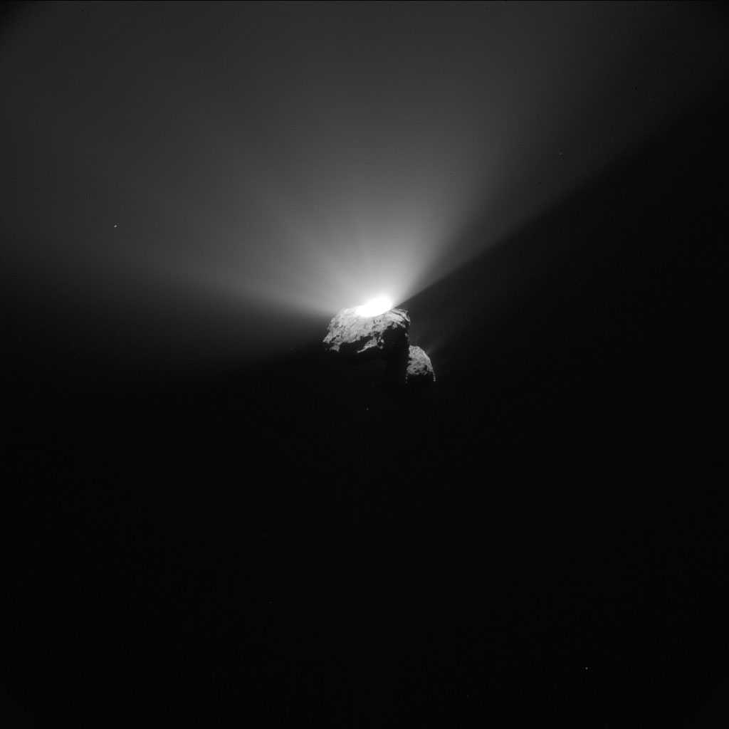 Cette éruption, ou jet de matière, est l'un des signes évidents de l'activité de Tchouri. Elle a été observée par la sonde Rosetta alors que le périhélie de la comète (son point le plus proche du Soleil) n'avait pas encore été atteint. © Esa, Rosetta, NavCam