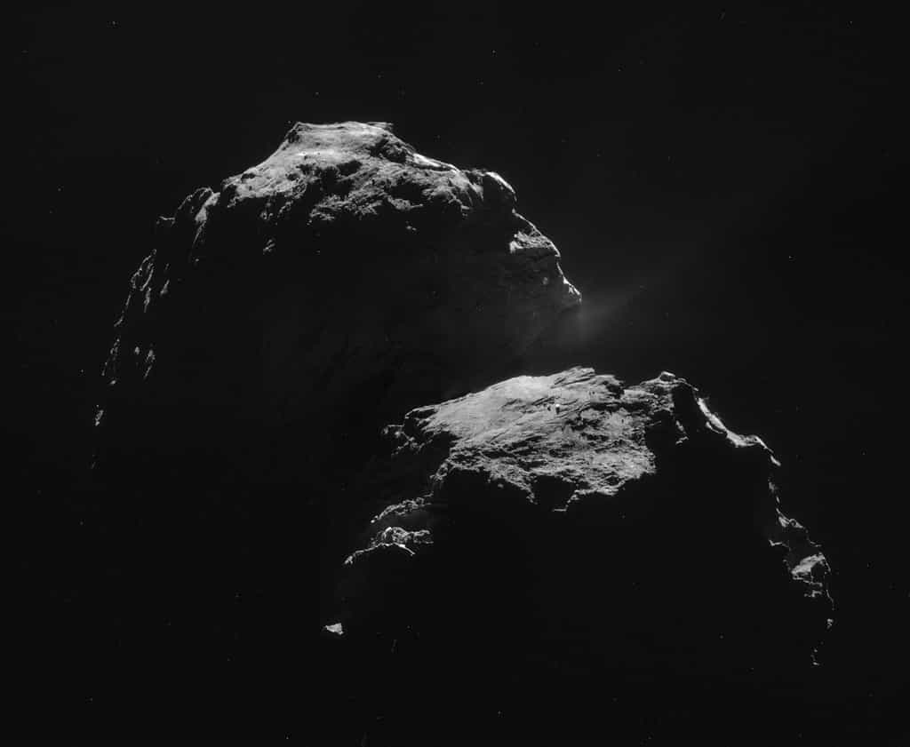 Cette image composite de la comète Churyumov-Gerasimenko, un assemblage de quatre vues, a été acquise par la sonde Rosetta depuis une distance de 31,8 kilomètres. Elle montre des détails d'un peu moins de 10 mètres (2,7 m par pixel). © Esa/Rosetta/Navcam