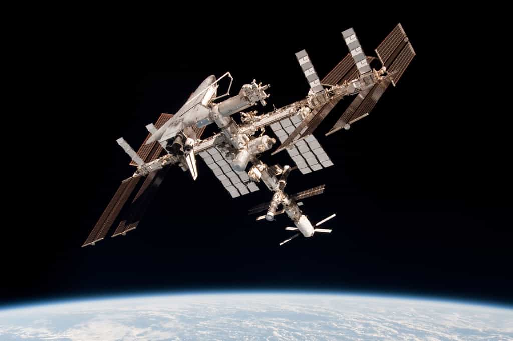 La Station spatiale internationale avec de nombreux véhicules de transport amarrés, dont l'ATV et la navette qui ne sont plus en service. Il faut y ajouter aujourd'hui le Dragon de SpaceX et le Cygnus d'Orbital ATK et, demain, la version habitée du Dragon et le Starliner de Boeing, sans oublier un module gonflable en test et un port d'amarrage de secours. L'ISS commence à évoquer un ordinateur qui manquerait de prises USB... © Nasa