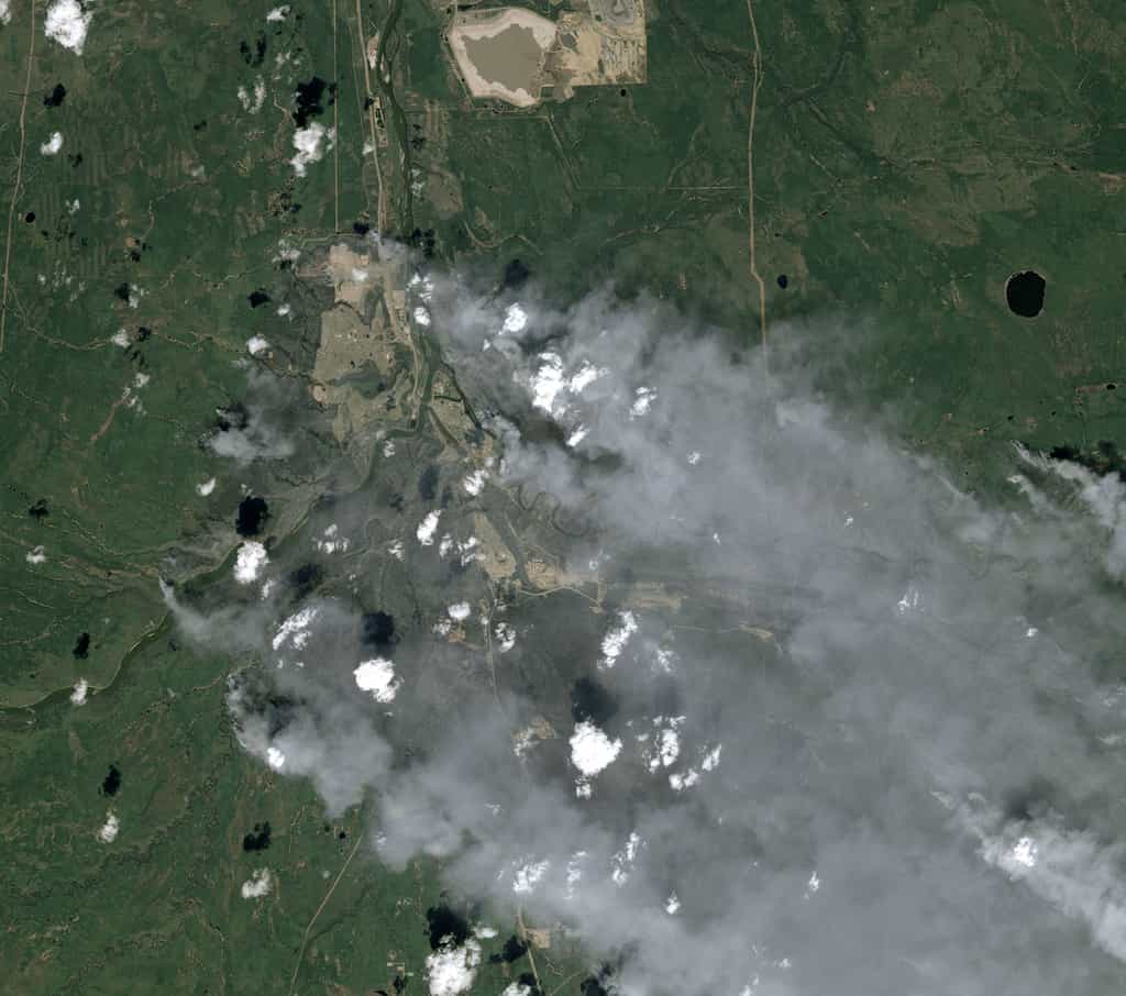 Cette image satellite, acquise par le satellite Spot 7 le 6 mai dernier, offre une grande emprise et une résolution de 1,5 mètre. Elle montre une partie de la ville de Fort McMurray, au Canada, cernée par les incendies (les zones brûlées apparaissent en gris). © Airbus DS 2016