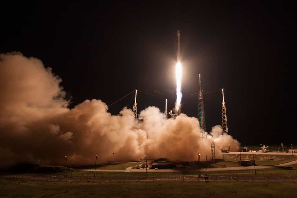 L'entreprise américaine SpaceX a réussi pour la troisième fois à récupérer l'étage principal de son lanceur. Ici, le décollage du Falcon 9, cette nuit, avec à son bord le satellite japonais JCSat 14. © SpaceX