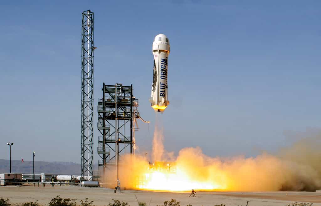  Le lanceur suborbital New Shepard de Blue Origin au décollage. Celui-ci ne doit pas être confondu avec le Falcon 9 de SpaceX, qui va beaucoup plus haut et qui est capable de transporter des charges de plusieurs tonnes. Ces lanceurs bousculent tous les deux le secteur spatial mais ils ne volent pas dans la même catégorie. © Blue Origin