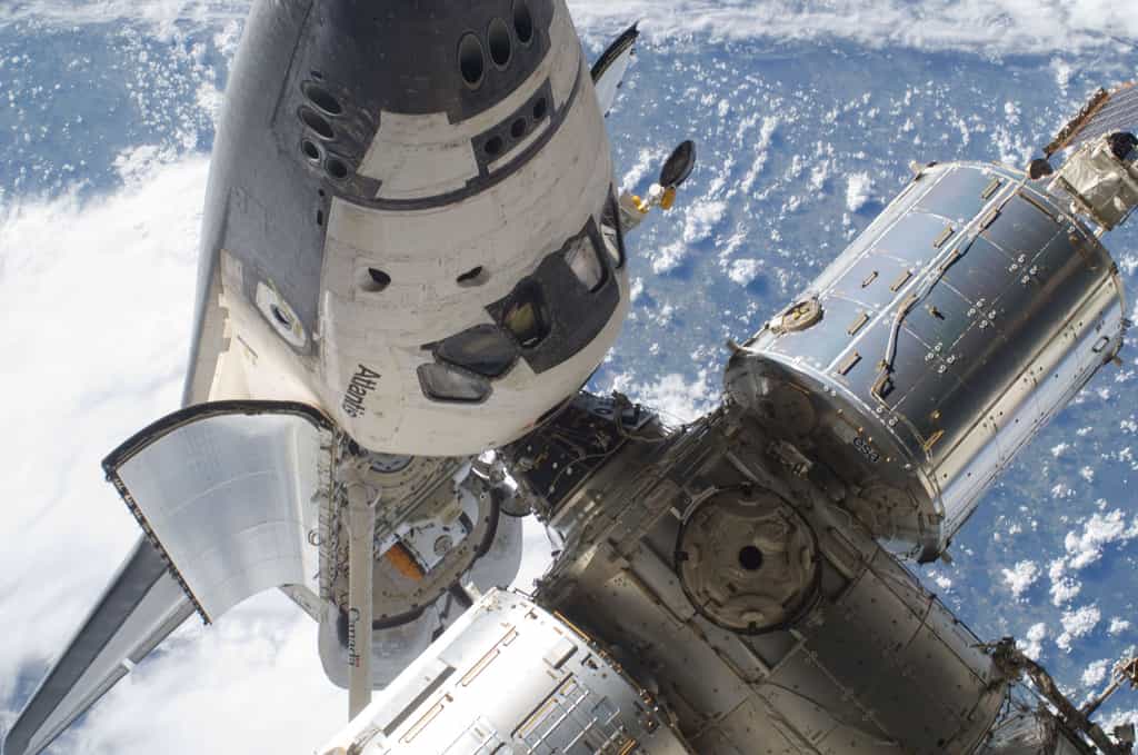 Le port d’amarrage principal sera situé sur le module Harmony de l'ISS. Sur cette image, la navette Atlantis, dont le programme a pris fin en 2011, est située à l'emplacement des futurs véhicules privés de transport habité. © Nasa