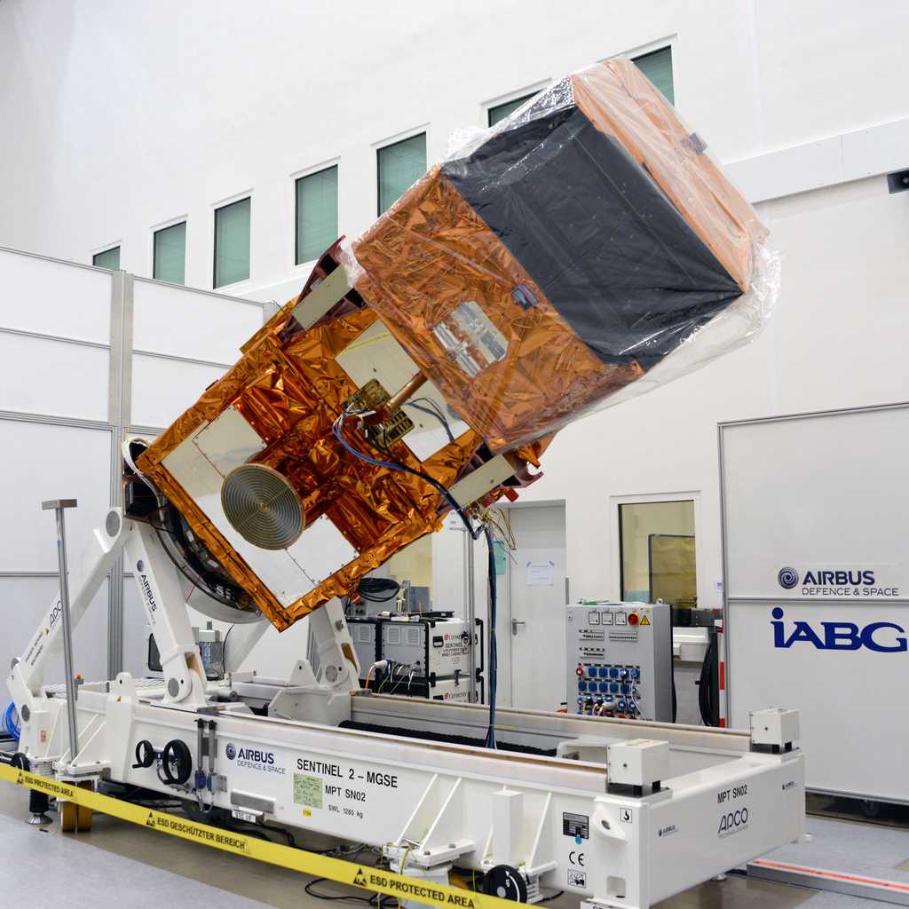 Une série de tests ont été réalisés sur Sentinel 2 au centre d’essais d’IABG. Le but est de s'assurer de son bon fonctionnement en orbite et qu'il pourra résister aux contraintes de son lancement. © Rémy Decourt