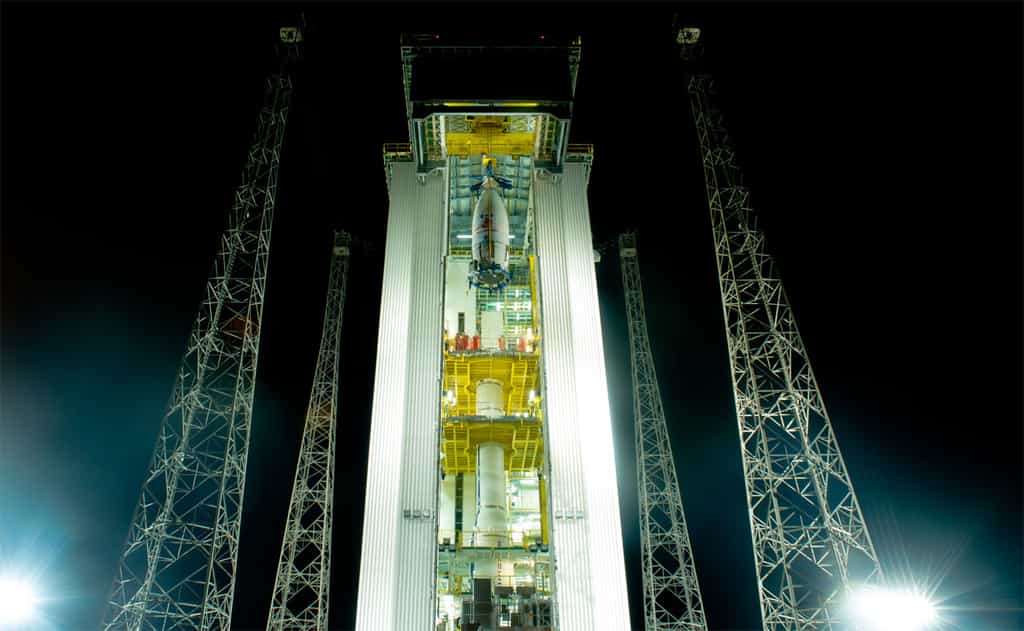 Installation du satellite Lisa Pathfinder à l'intérieur de la coiffe, sur l'étage supérieur du lanceur Vega d'Arianespace. © Esa, M. Pedoussout