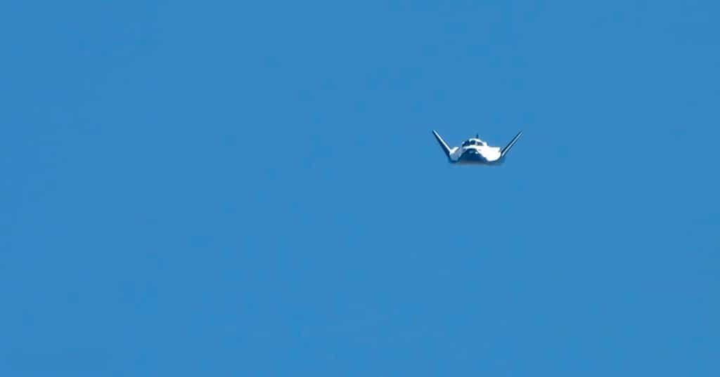 Le Dream Chaser lors de son premier vol libre en octobre 2013 qui se soldera par un crash à l'atterrissage en raison du mauvais fonctionnement du train d'atterrissage. © Sierra Nevada Corporation