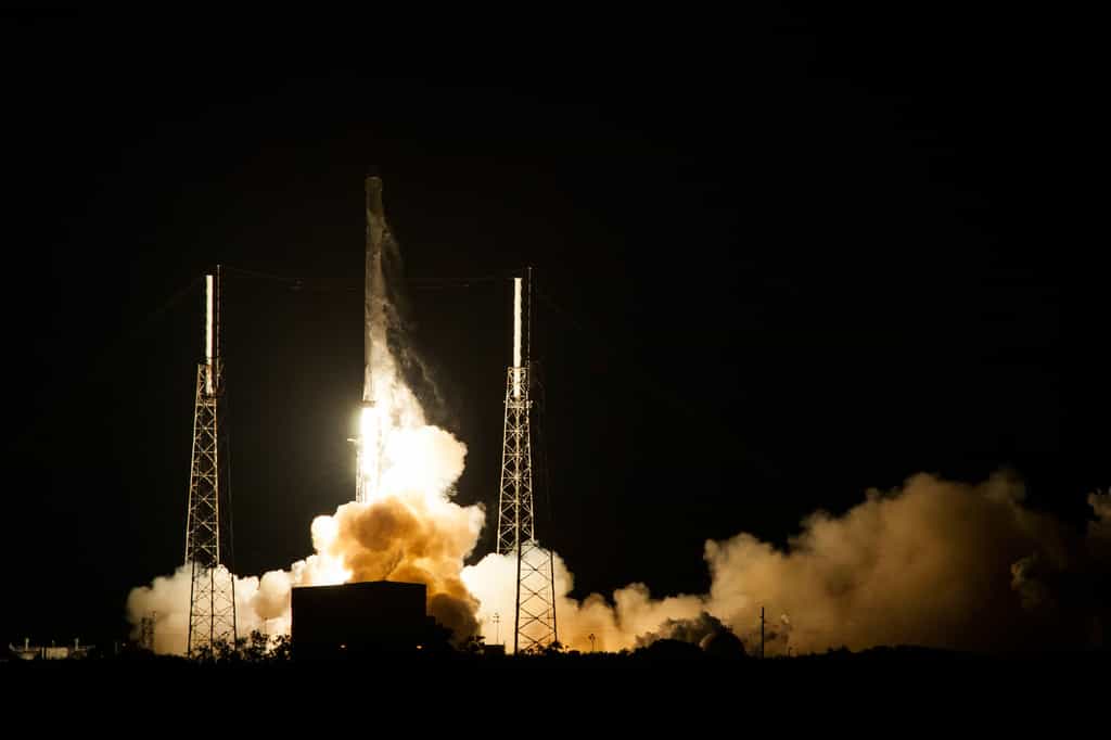 Le Falcon 9 contient à son bord la capsule Dragon, destinée à ravitailler la Station spatiale internationale. © SpaceX