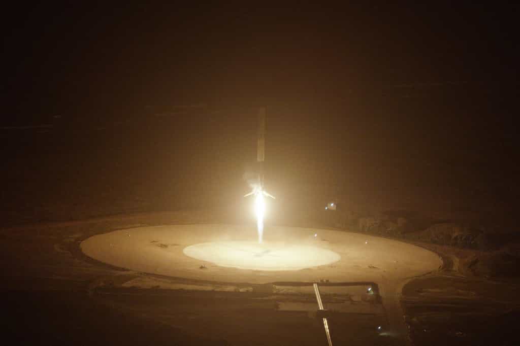 Retour au sol de l'étage principal avec ses neufs moteurs (tout l'enjeu de la récupération), qui s'est posé en douceur là où on l'attendait.  © SpaceX