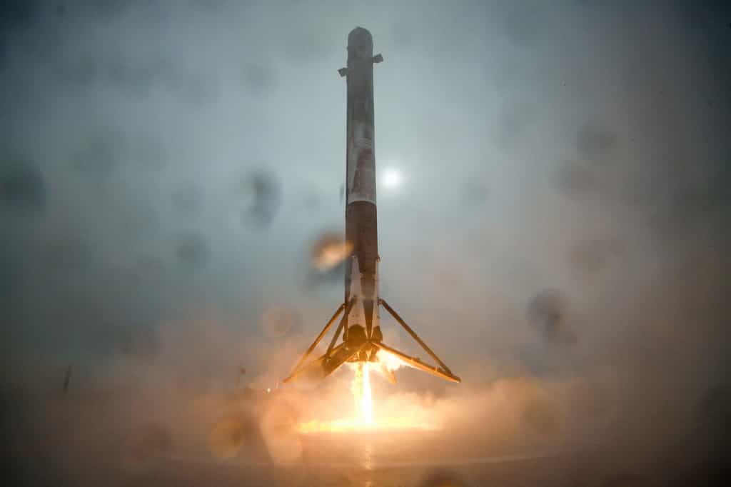 L'étage principal du Falcon 9 de SpaceX quelques secondes avant son atterrissage sur la barge, dimanche 17 janvier. Il a ensuite basculé puis explosé au sol. © SpaceX
