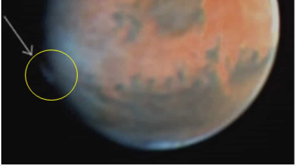 Jusque-là, on supposait que les panaches aperçus autour de Mars pouvaient être des nuages de glace d'eau, de cristaux de dioxyde de carbone, ou bien encore de poussière. © Esa, Nasa, Hubble Science Team