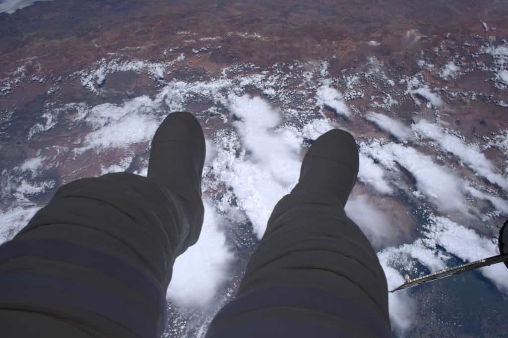 Thomas Pesquet lors de sa sortie dans l'espace. Comme il le souligne, « concrètement, une sortie extravéhiculaire, c'est ça : 400 km de vide sous les pieds ». © ESA, Nasa