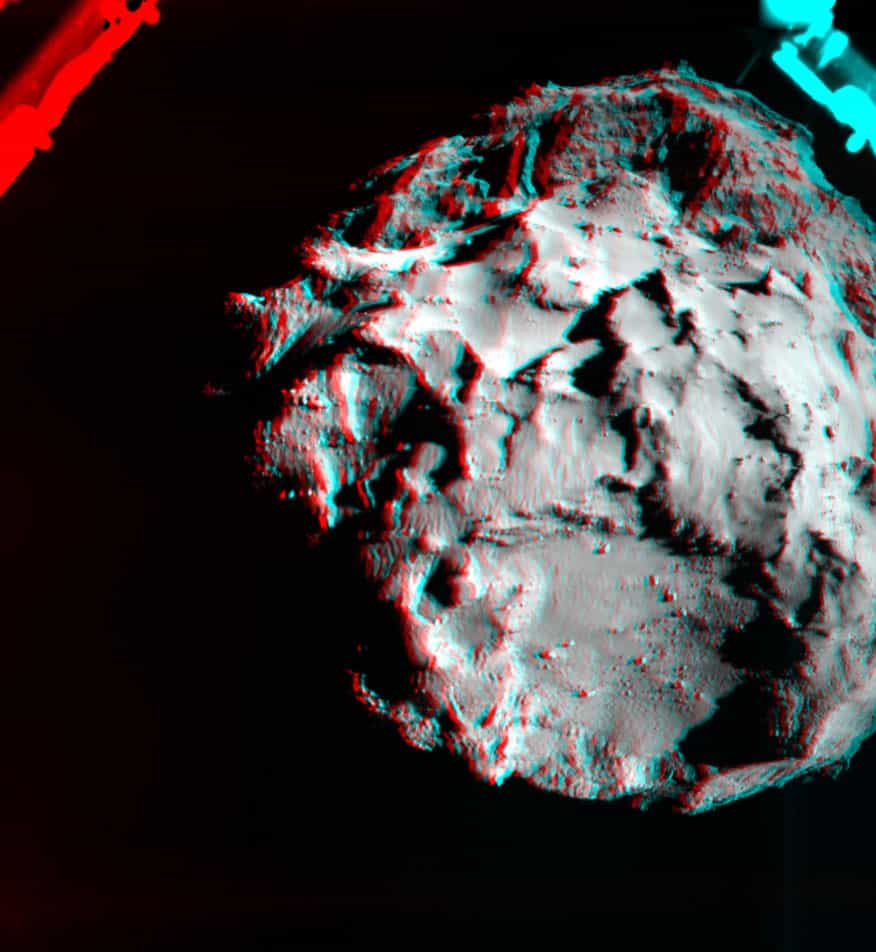 Image anaglyphe, montrant un relief visible avec des lunettes rouge-bleu, acquise par la caméra de descente Rolis de Philae avant que le robot ne touche le sol, depuis une distance de trois kilomètres. Elle montre le site d'atterrissage initial (en bas) et en haut de l'image, sur le lobe de la comète, la zone à l'intérieur de laquelle l'atterrisseur se serait effectivement posé. © Esa/Rosetta/Philae/Rolis/DLR