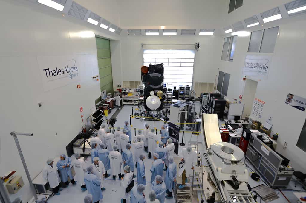 Le satellite Sentinel 3 présenté à la presse française et internationale quelques jours avant son départ pour son site de lancement, en Russie. © Rémy Decourt