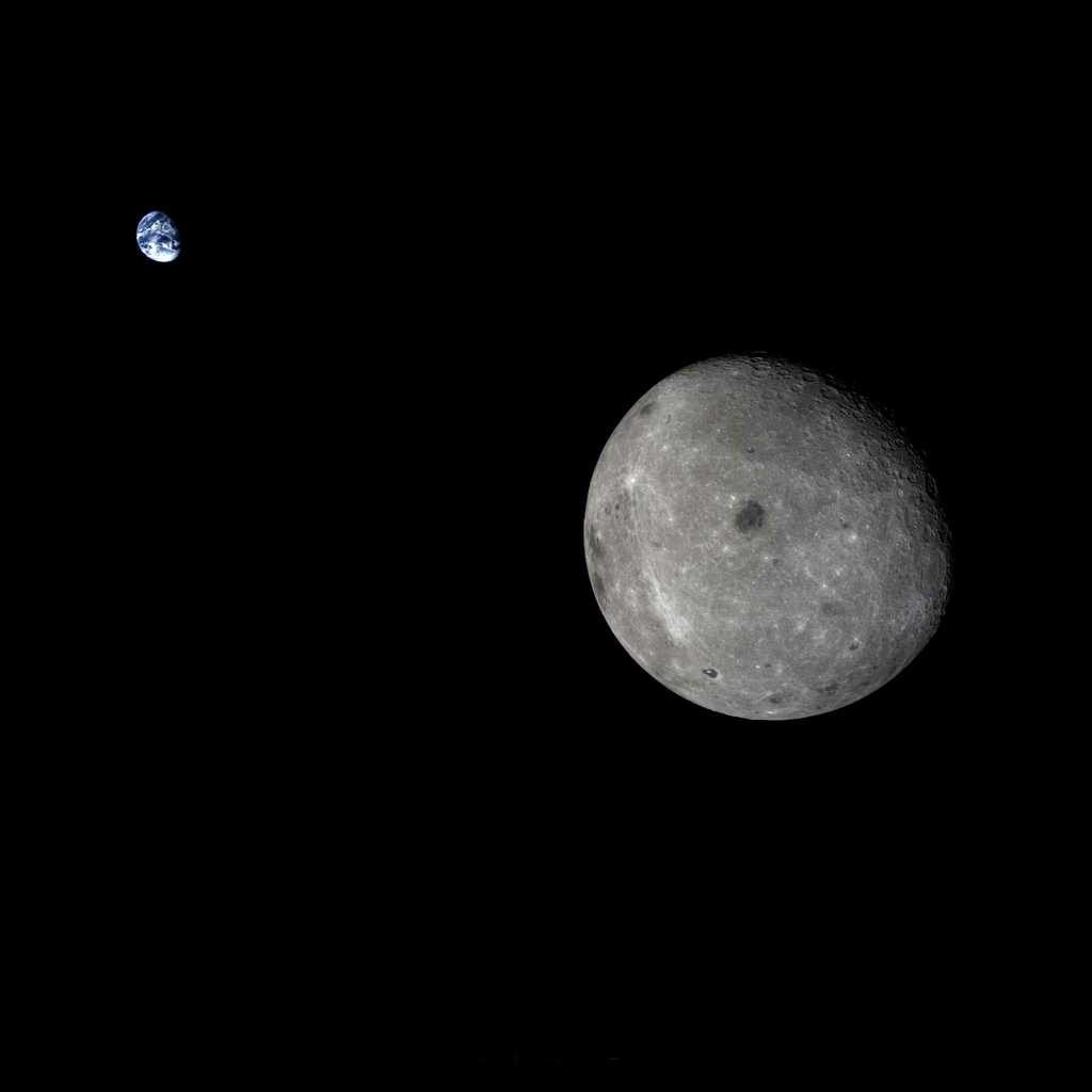 Ce cliché du système Terre-Lune est un des plus beaux acquis par un engin spatial. Nous le devons à Chang'e 5-T1, une sonde chinoise. Il nous montre la Lune sous un angle que nous, Terriens, n'avons pas l'habitude de voir, avec une partie de la face cachée. Un œil exercé reconnaîtra bon nombre des cratères d'impact, dont Tycho (le point lumineux à gauche). © CNSA