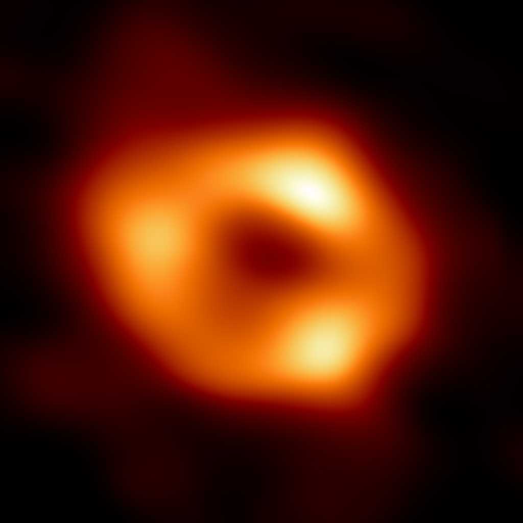 La toute première image du trou noir central de la Voie lactée vient d'être dévoilée par l'EHT. Elle est le fruit de cinq ans de calculs acharnés, après une campagne d'observation effectuée en 2017. © EHT, ESO