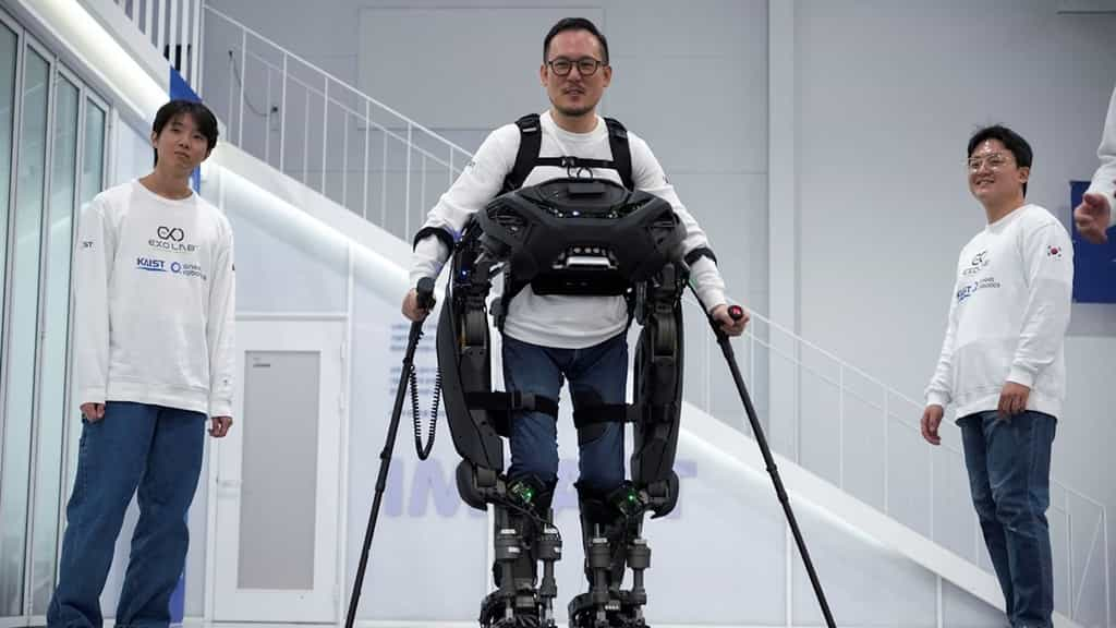 Kim Seung-hwan, qui est paraplégique, marche grâce à un exosquelette qu’il a conçu avec son équipe. © Sebin Choi, Reuters