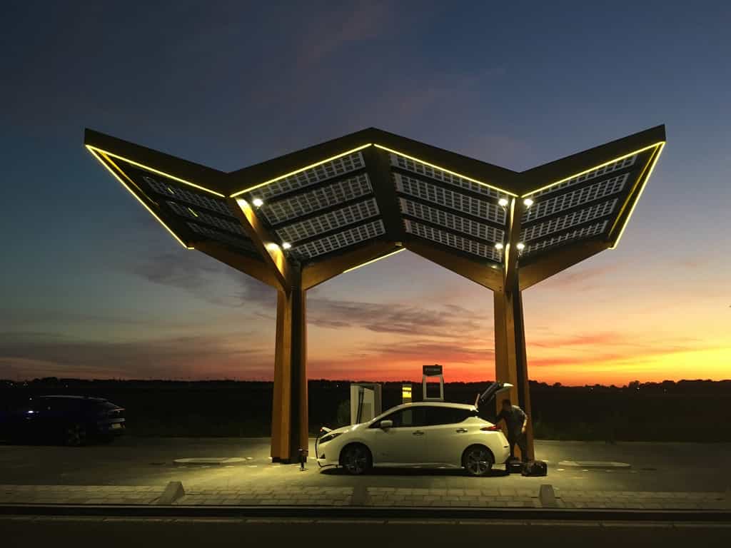 Les stations Fastned, avec leurs volières solaires, rejoignent la Spark Alliance dès juin 2025. © Fastned